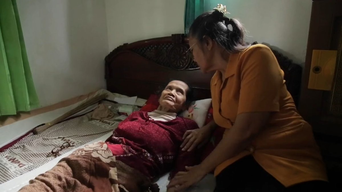 "65 itu awal kehancuran bagi cita-cita kami..." Para penyintas 65 ini menyanyikan kembali lagu-lagu dari penjara untuk mengobati lukanya. Seraya menitip harapan pada orang muda agar selalu menyuarakan keadilan. Tonton & repost ▶️ P.S. Siapkan air & kacu.
