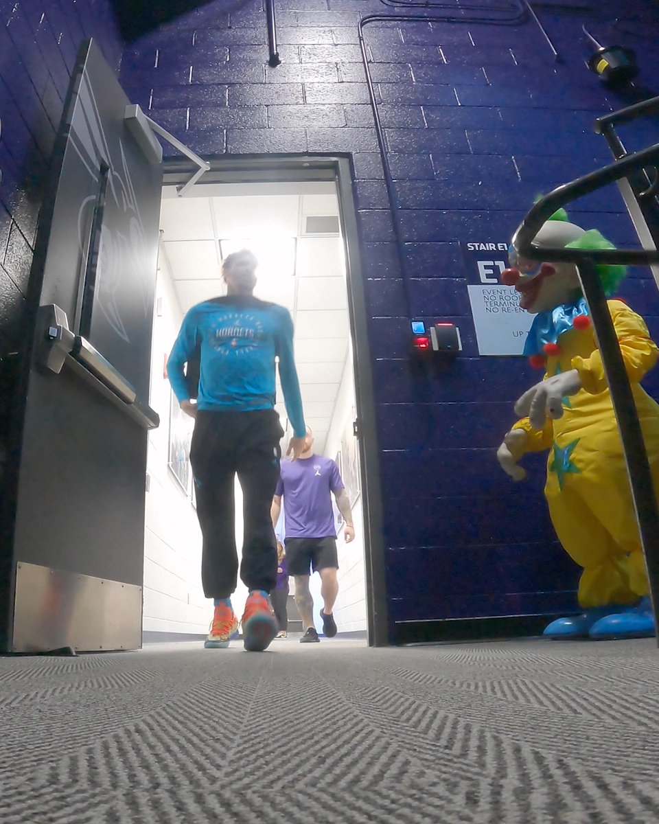 Hornets scared LaMelo with a clown for Halloween 😭 (via Charlotte Hornets)