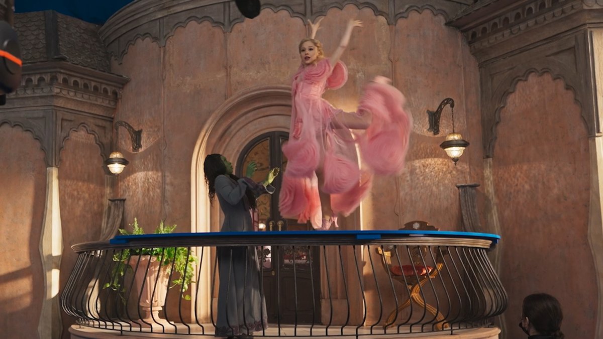A week on the Wicked Movie set with Ariana Grande 🩷🫧