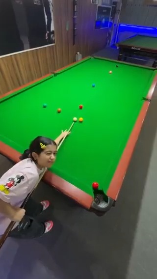 What a talent! Hima from Mazandaran in Iran is eight-years-old and has only been playing snooker for 14 months 🤯 She trains hard every day to get better and her favourite player is Hossein Vafaei because he introduced Iranian snooker to the world. ❤️ 🇮🇷