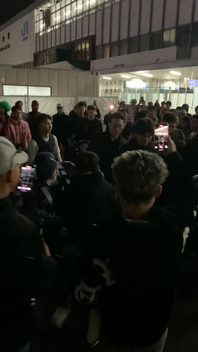 JR岡山駅前の深夜、ハロウィンの流れで殴り合いの喧嘩が所々で発生。工事の遮蔽物などで見通しが悪くなり警察の目も届きにくくなり小競り合いからの大規模な喧嘩へ。