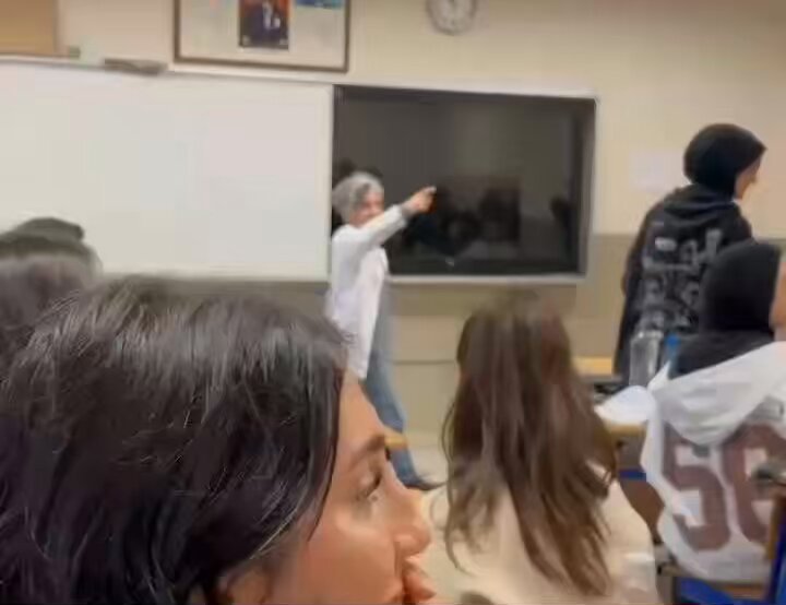 Öğretmen yapılan şakayı anlayıp verin çiçeğimi diye gitmis ahshsjfndj aşırı tatlı