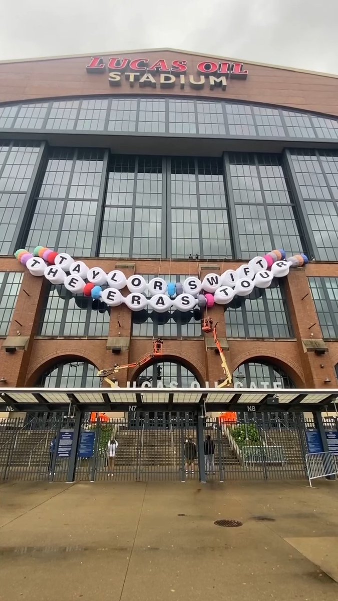 Make the friendship bracelets! 💖🎶 Thanks for trading, Caesars Superdome! Just one day until The Best Days in Indy for Taylor Swift’s The Eras Tour. Don’t go out of style—grab merch, snap some pics, and make those bracelets! 🥹 🔗 Downtown Indy Alliance @taylornation