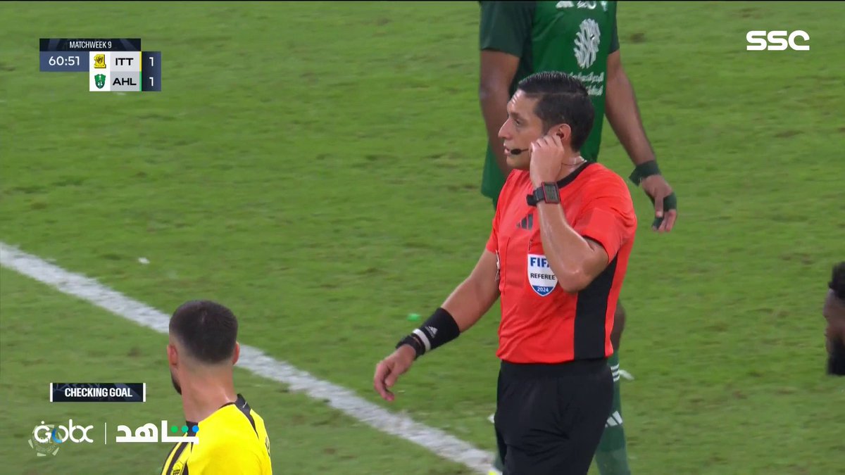 الحكم يُلغي هدف كيسييه لاعب الأهلي بداعي التسلل ❌ ما رأيك في قرار الحكم؟ 🤔 #الاتحاد_الأهلي #دوري_روشن_السعودي