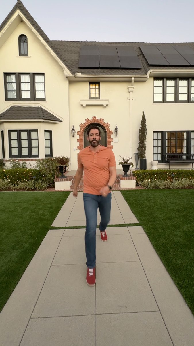 Who’s feeling the vibes? 🎃👻 Check out our @myluxedo #Halloween visuals and tour @jonathanscott's haunted house: