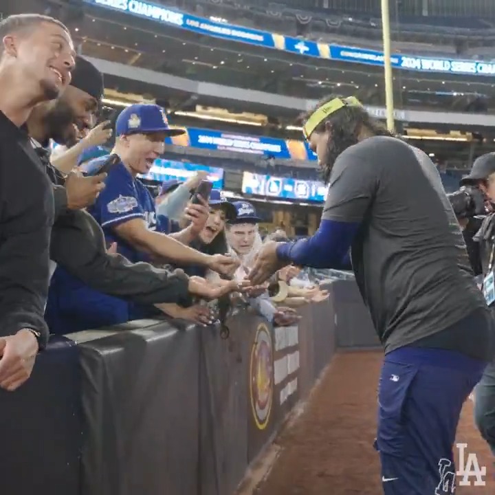 Brusdar handing out Yankee Stadium dirt to fans after the game is everything. #WorldSeries