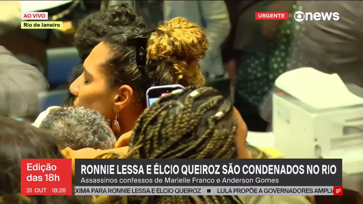 🚨AGORA: Os familiares de Marielle Franco e Anderson Gomes se emocionam após Ronnie Lessa e Élcio de Queiroz serem condenados. Ronnie Lessa recebeu a pena de 78 anos e 9 meses de prisão. Élcio Queiroz foi condenado a 59 anos e 8 meses de prisão.