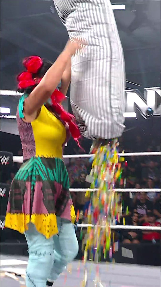 .Wendy Choo had to bring out some reinforcements... 😬 #WWENXT