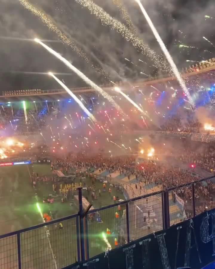 ¿¿FUIMOS TÉSTIGOS DE UNO DE LOS MEJORES RECIBIMIENTOS EN LA HISTORIA DE LA #Sudamericana?? Así se vivió la FIESTA de Racing en el Cilindro desde la tribuna visitante del Corinthians... ¡Sin palabras! 📹 IG/gabriel_sccp97