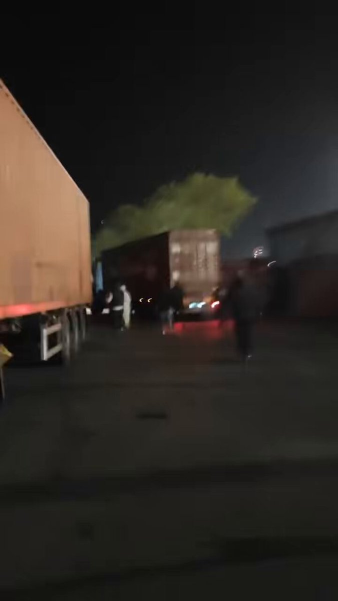 🔴 Gece saatlerinde Ambarlı limanında vatandaşların verdiği mücadele sonucu ortaya çıkan görüntüler, tüm resmi açıklamalara rağmen İsrail’e ticaretin devam ettiğini bir kez daha gözler önüne serdi: