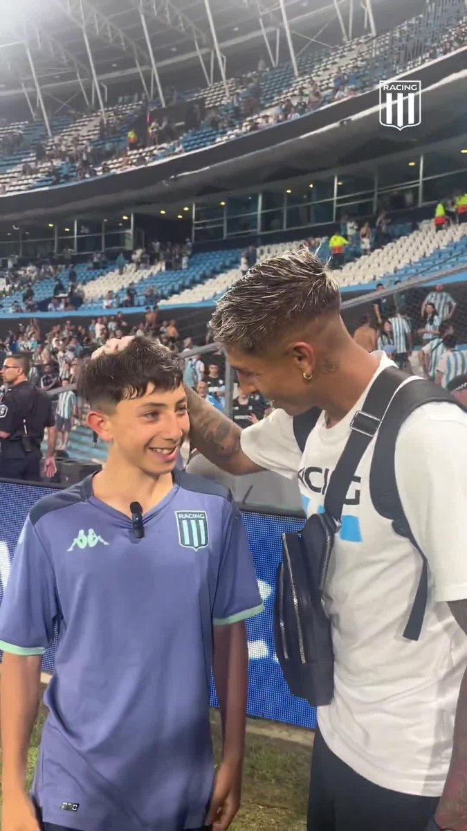 Martín Santoro, el alcanzapelotas que fue clave en el segundo gol, recibió el cariño de los jugadores de la Academia tras la rápida reacción que terminó en el segundo de Juanfer. 📽️ Racing Club