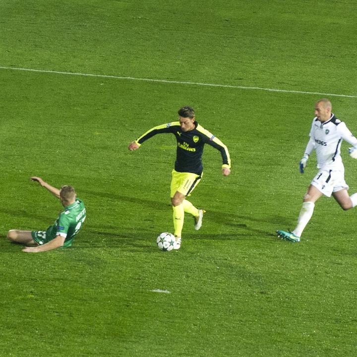 Il y a 8 ans jour pour jour, Mesut Özil 🇩🇪 inscrivait ce but que l’on a tous vu et revu. 𝗦𝗼𝗺𝗯𝗿𝗲𝗿𝗼 + 𝗖𝗿𝗼𝗰𝗵𝗲𝘁 + 𝗙𝗲𝗶𝗻𝘁𝗲 𝗱𝗲 𝗳𝗿𝗮𝗽𝗽𝗲. 😱🤤 Magique. 🪄