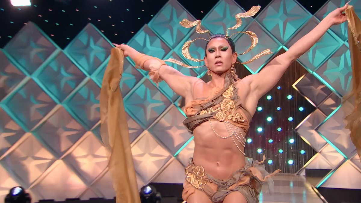 If you can't handle the sting, get out of the hive 🐝👑. #CanadasDragRace returns Thurs, Nov 21. Where to watch: 🇨🇦: @cravecanada 🌎: WOW Presents Plus