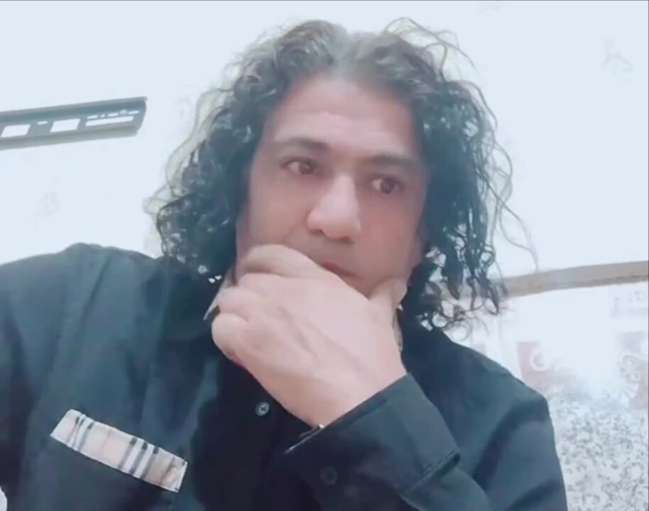 الامور واضحة وكل الشعراء يعرفون ان العراقيين المحافظين (وخصوصا الجنوبيين) بل حتى غيرهم يشيرون الى (الانثى المقصوده) في القصيدة وخارجها (امام الناس) بصيغة المذكر (والقصائد التي تحمل هذا المضمون اكثر من ان يتم إحصاءها)لكن للأسف البعض انتزعت منه الغيرة والصدق والانصاف بل والرجولة ليشن هجمة على انسان فقير يعيش بحالة يرثى لها مع والدته ويترجم فقره وحاجته في اشعاره التي يعلم المتلقي انها تخرج من قلب صادق #متضامن_مع_علي_الجنوبي