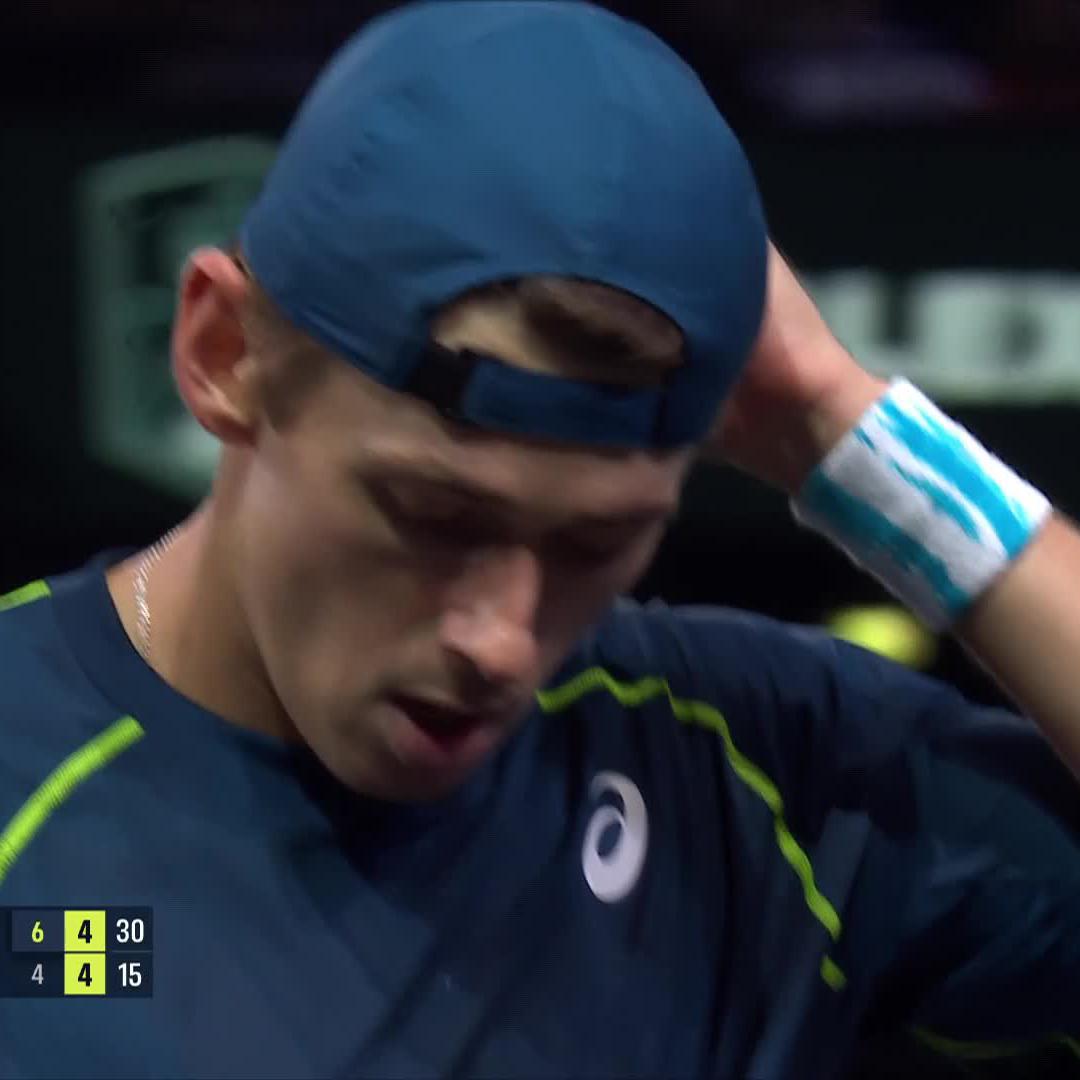 Les qualités physiques d'Alex De Minaur sont phénoménales mais il faut qu'on parle du smash de Rune. Au lieu d'envoyer une cartouche, il pousse la balle et remet l'Australien dans le point alors qu'il est sur la ligne de carré de service pour smasher.