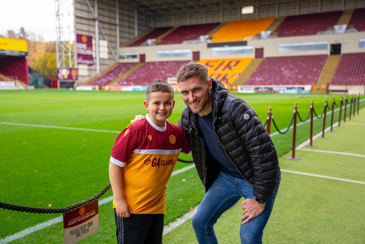 Luke was lucky enough to be drawn out of a hat to be the mascot for Sunday. The club bought him a new strip for the big day. So, we got a very special deliveryman to surprise him 🥹