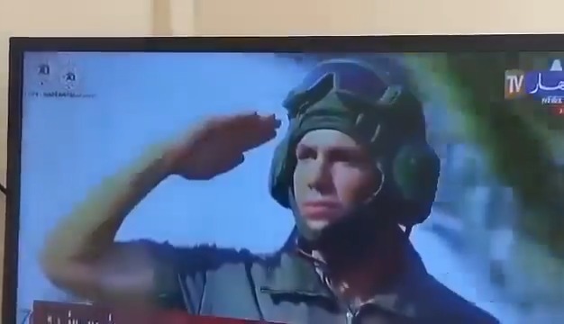 شاهدوا ردة فعل والدة قائد منظومة إسكندر 🇩🇿 بعدما شاهدت ابنها على شاشة التلفاز خلال العرض العسكري❤️🇩🇿 هنا تفهم المعنى الحقيقي لعبارة : " جيش من سليل الشعب".