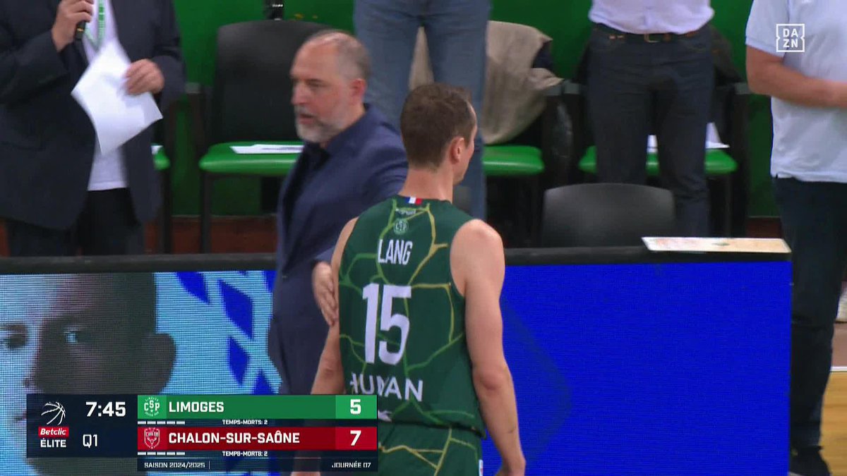💫 Un moment historique dans l'histoire de la LNB ! 👑 Nicolas Lang devient le recordman all time à 3 PTS du championnat. 🤯 Match interrompu pour célébrer cet accomplissement exceptionnel face à son club formateur. #BetclicELITE Limoges CSP