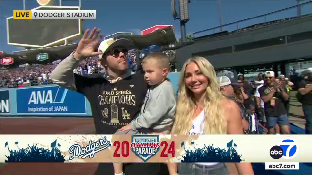 Dodger Stadium erupted in cheers as Freddie Freeman and his family walked in. 🥹💙
