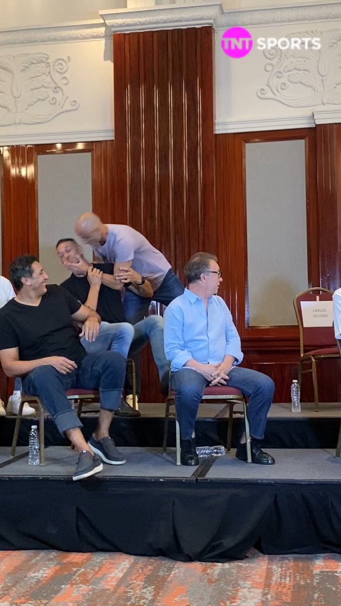 Pase MAESTRO, lo estábamos esperando 😍🥹 🏀 Llegó MANU GINOBILI a la conferencia previa al partido de la GENERACIÓN DORADA. 📹 Soledad Fernandez