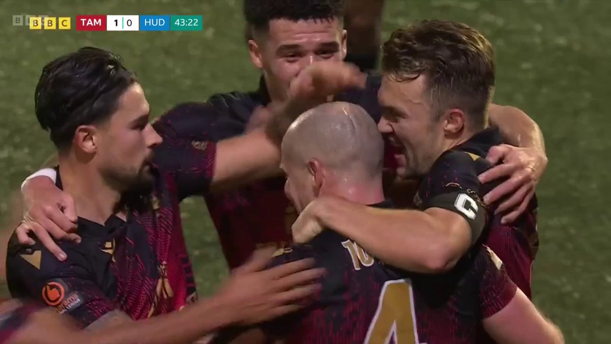 "It's like a torpedo! The long throw has worked!" Part-timers Tamworth lead League One Huddersfield! 😮 #BBCFootball #FACup
