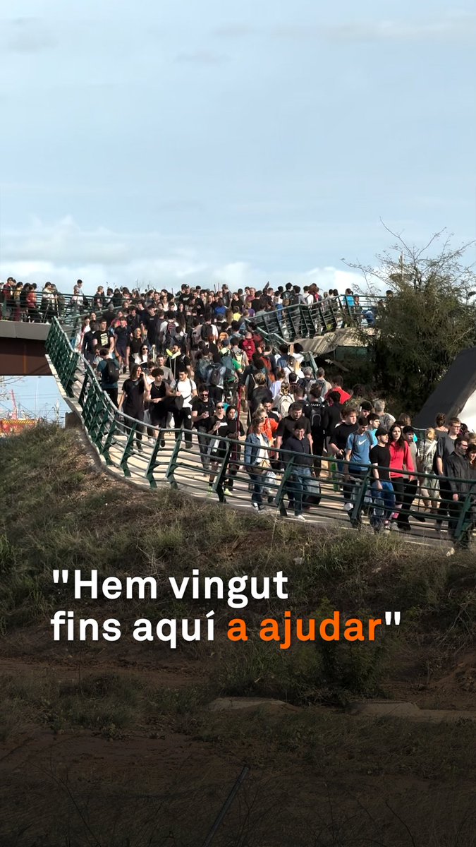 "Hem vingut a ajudar." Els ponts que connecten València amb els municipis més afectats per la dana s’han omplert de voluntaris. Equipats amb pales, escombres i menjar, s’han repartit pels carrers, encara plens de fang. "És pitjor del que es veu a la tele"