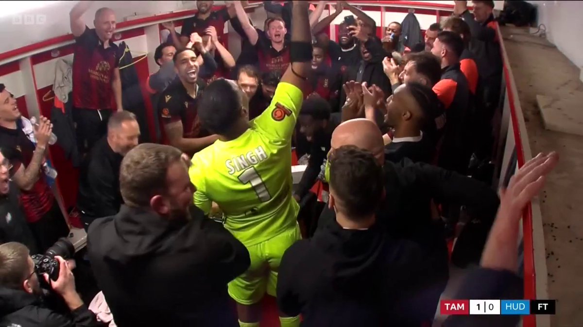 Move over Oasis! 😂🙌 The Tamworth lads are in celebratory mood! There's nothing quite like the #FACup. 🏆 #BBCFootball