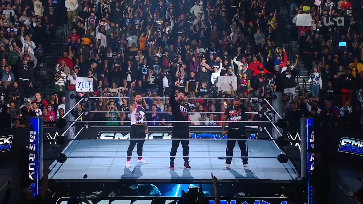 ☝️☝️☝️ The OG Bloodline is back! 👏👏👏 #SmackDown