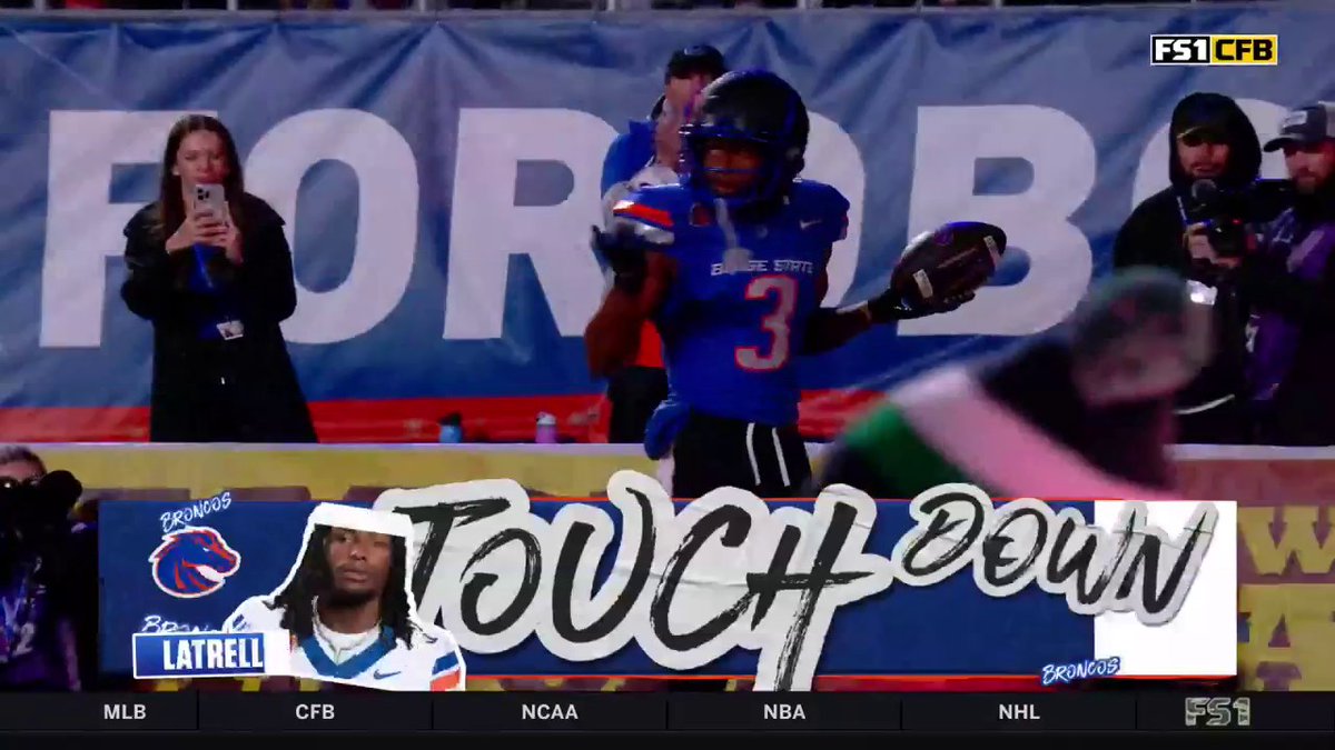 Latrell Caples counted on his fingers before pointing to the 3⃣ on his jersey for his 3rd TD celly tonight 🔥👏