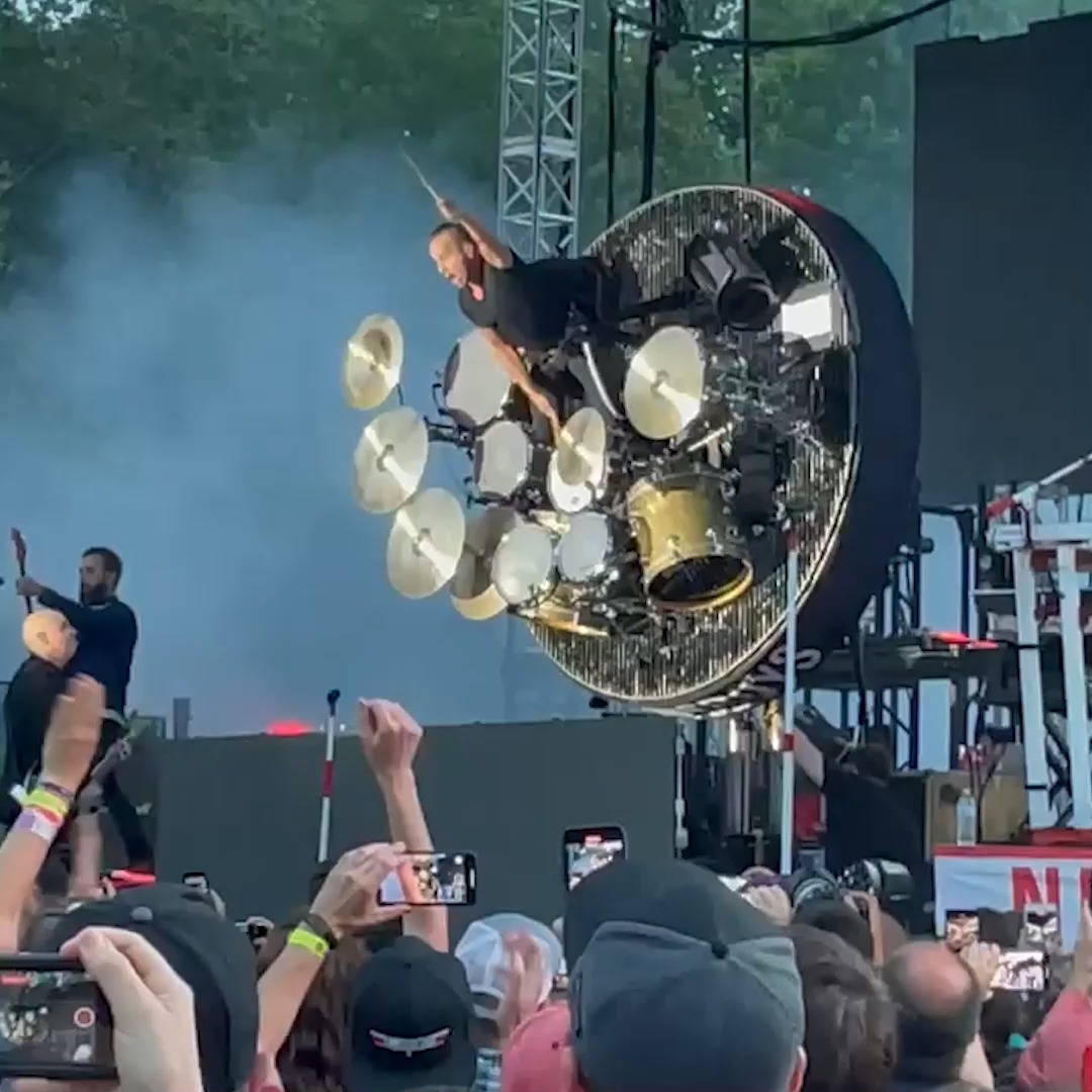 dowoon gunil bolehlah begini stage nya biar ga kehalang cymbal😭😭😭