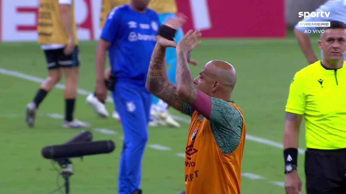 Felipe Melo, do Fluminense, protestou fazendo sinal de "roubo" após o pênalti marcado para o Grêmio e acabou sendo expulso do banco de reservas. 🎥 sportv | Premiere | ge