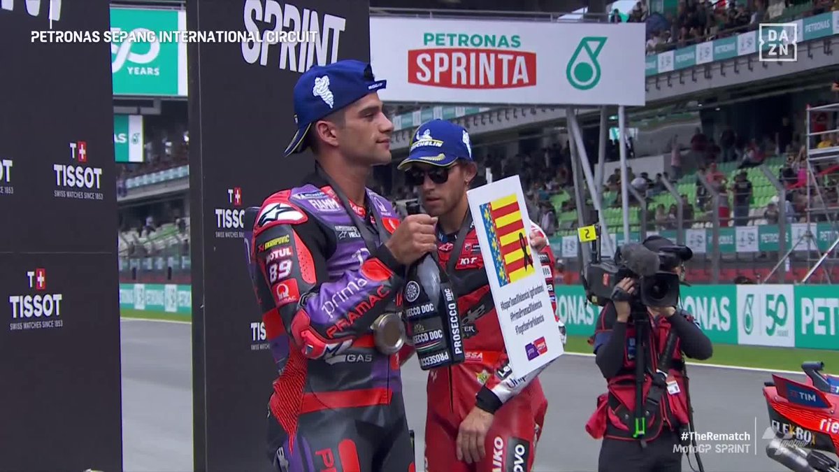 En el podio de la Sprint no se descorchan las botellas de champán por respeto a todos los afectados por la DANA Bravo, Jorge Martín Almoguera Marc Márquez Enea Bastianini 🙏❤️🩹 #MalaysianGP 🇲🇾 #MotoGP 🏁