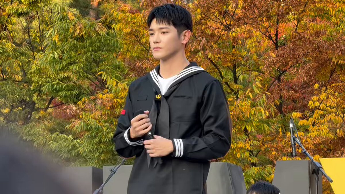 TAEYONG | DAY6 - Welcome to the Show seoul outdoor library