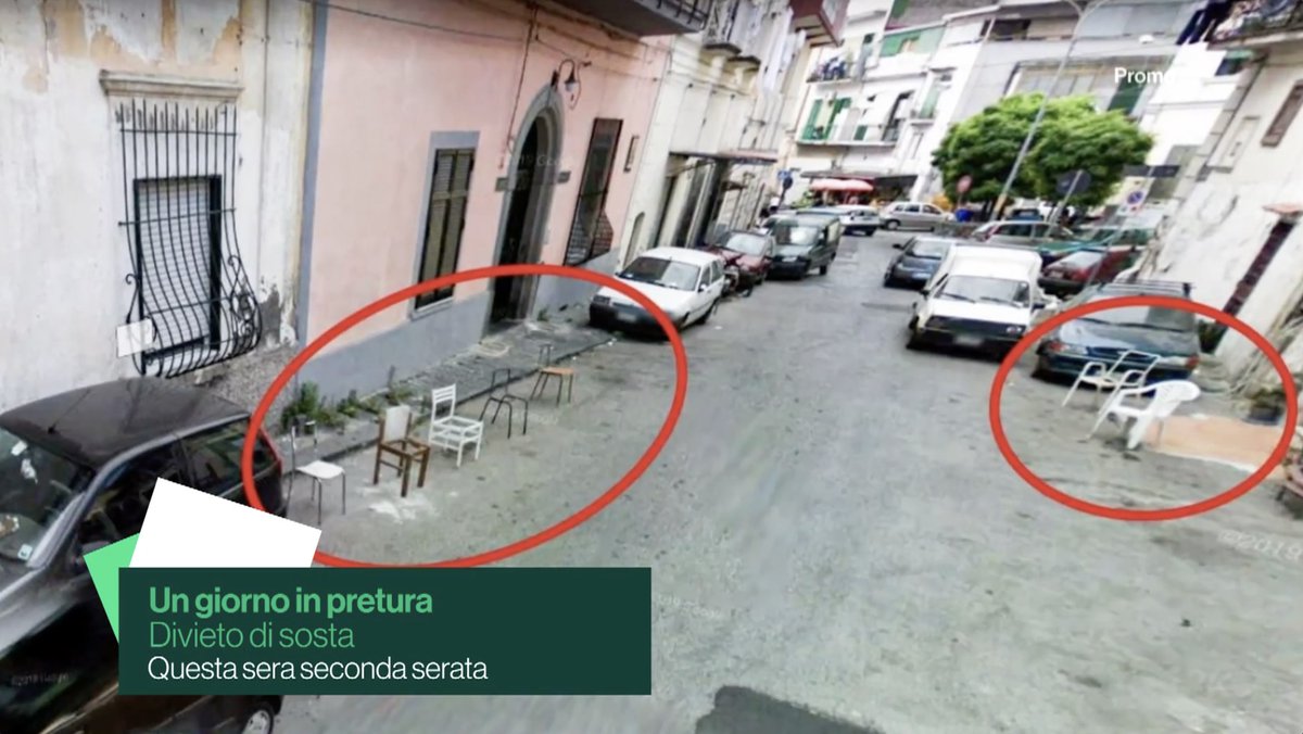 Una ragazza parcheggia l'auto in uno spazio libero occupato da una sedia. Al ritorno trova la ruota squarciata. Nasce una lite furibonda in soccorso della ragazza arriva il padre che viene ucciso con un’unica, fatale pugnalata al petto. #UnGiornoinPretura stasera 00.10 su #Rai3