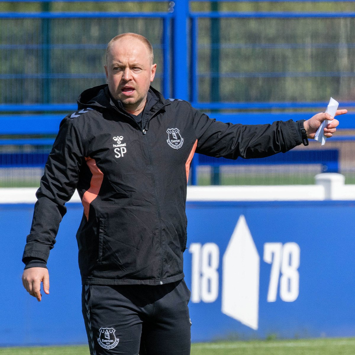 Our split-screen animation of Everton Academy Under-16 lead coach Scott Phelan’s CV Academy session, which focuses on creating central overloads... 🔵↕️ #EFC
