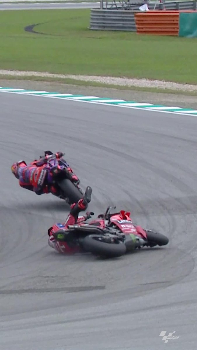 THE BIGGEST MISTAKE POSSIBLE! ❌ Pecco Bagnaia's title defence takes a huge blow after crashing out from P2 in the #TissotSprint 😱 #MalaysianGP 🇲🇾