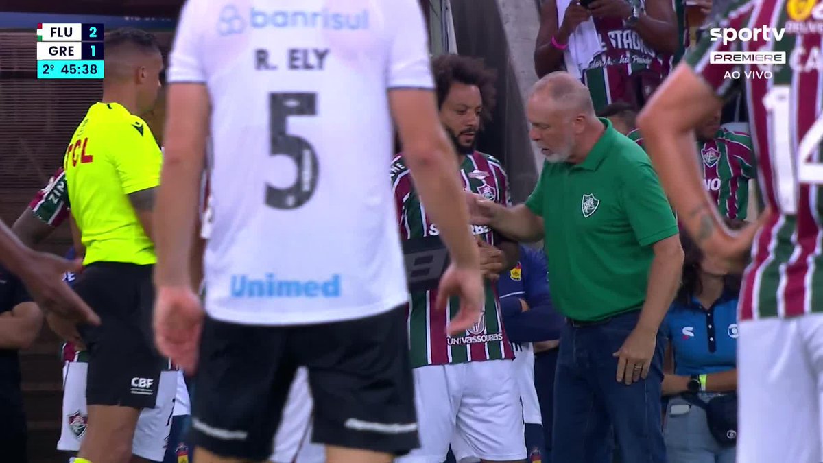😳😳😳😳😳😳😳😳😳😳😳😳😳 لقطة سيئة في الدوري البرازيلي فجر اليوم! مانو مينيز كان على وشك اشراك مارسيلو في آخر دقيقة كبديل، مارسيلو لم يكن راضي ولكن كان سيشارك فجأة المدرب مانو يقوم بدفعه بطريقة مهينة وإعادته إلى الدكة ويُشرك لاعب آخر مكانه!