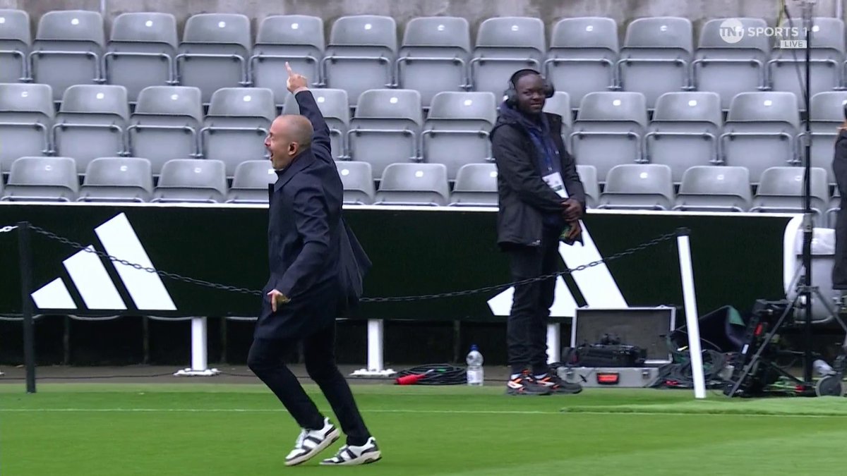 Joe Cole nailing the rugby crossbar challenge at St James' Park then hitting the Alan Shearer celebration - thankfully the cameras were rolling 😅 TNT Sports &amp; discovery+ UK 📺