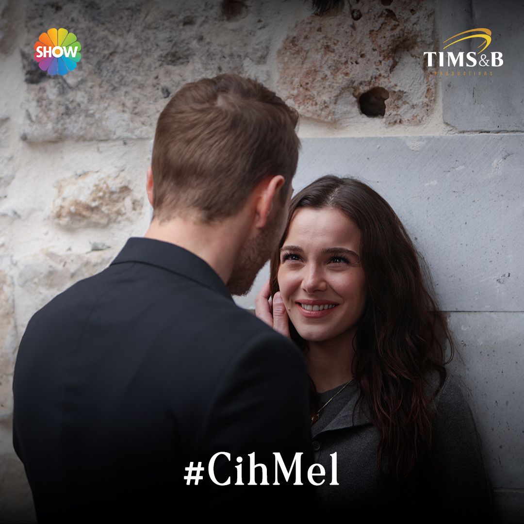 Kalbimizi bıraktık güzelliklerine… #CihMel #SiyahKalp yeni bölümüyle Perşembe 20.00 @showtv’de 🖤 TIMS&B Productions