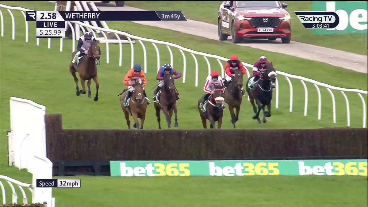 🤝 Exhibition round of jumping! A wonderful performance in our feature G2 bet365 Charlie Hall Chase from The Real Whacker Patrick Neville Racing