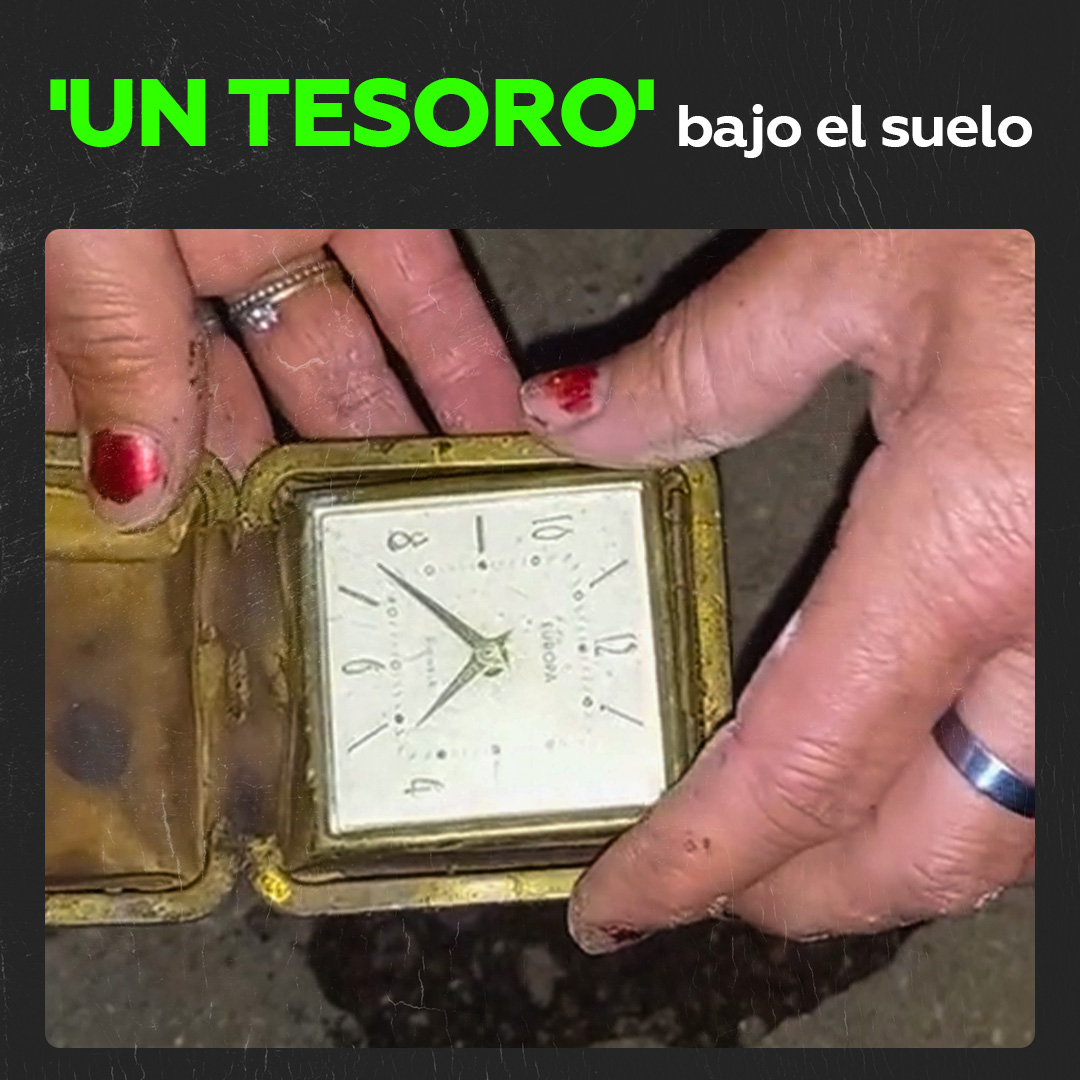 🤩Deciden ver qué hay debajo del suelo y encuentran ‘un tesoro’ 💰Alejandra, quien está grabando el video, señala que parte del piso está hundido. Al retirar algunas baldosas, descubrieron un antiguo reloj y varios billetes de 50, 100 y 200 pesos.