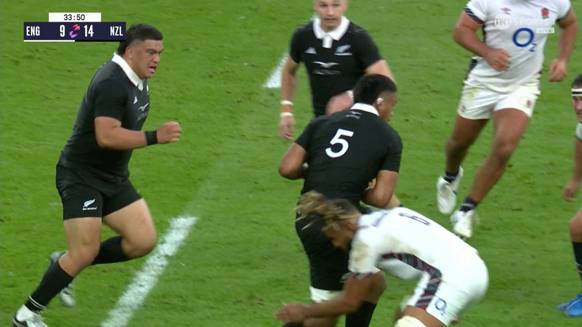 Listen to that roar! 🔊 What a tackle from Chandler Cunningham-South! 💪 #AutumnNationsSeries | #ENGvNZL