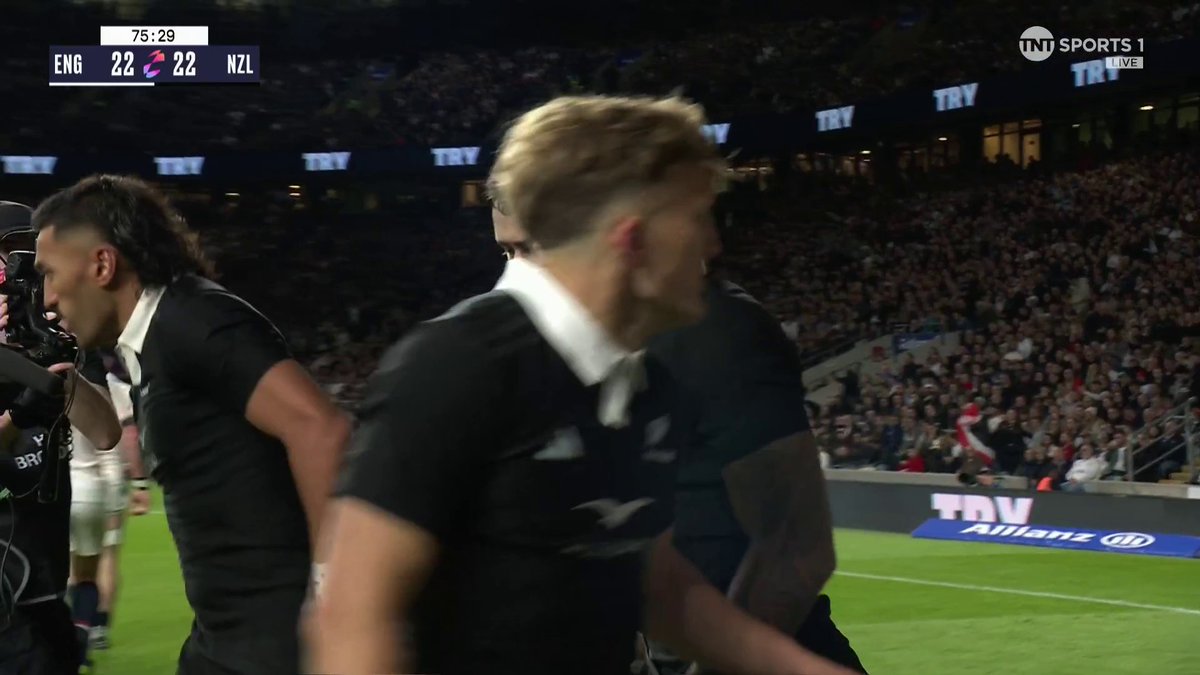 Tele'a again! 🔥 It's another unbelievable finish and with the kick, the All Blacks have the lead! #AutumnNationsSeries | #ENGvNZL