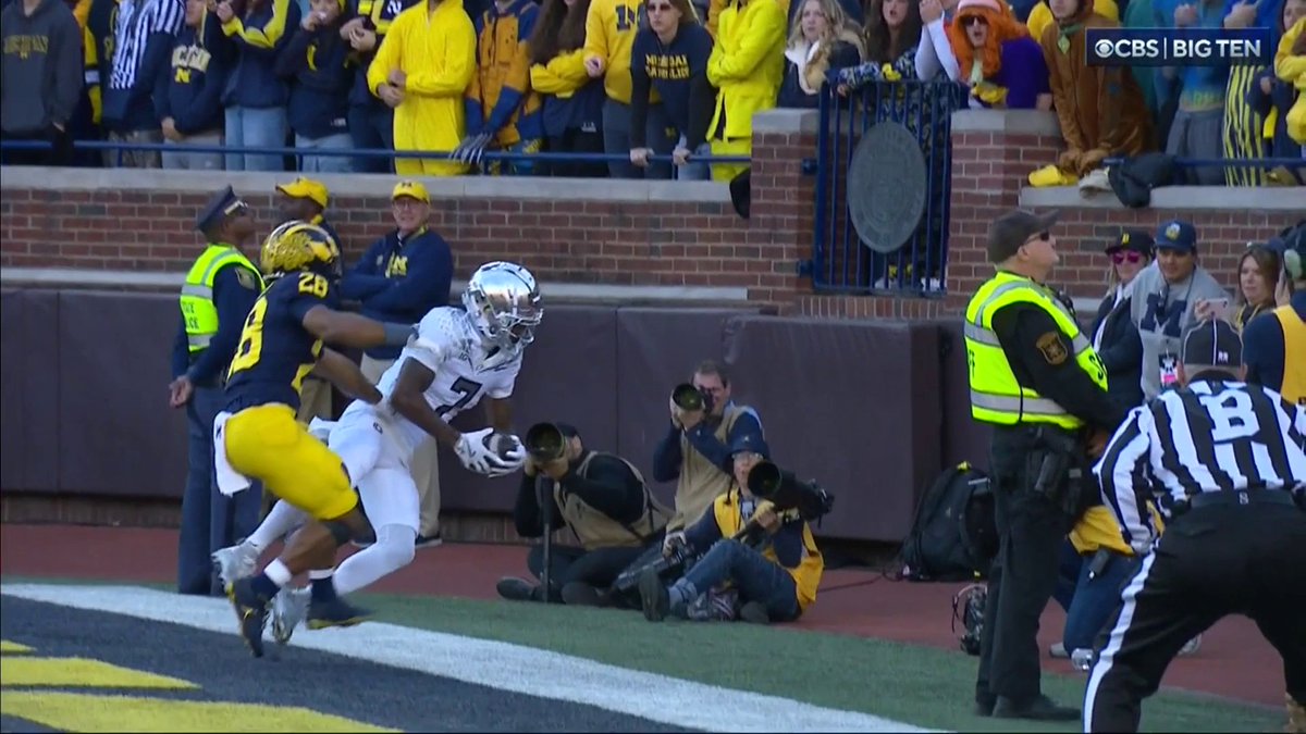 Evan Stewart just made an UNREAL catch but it unfortunately didn't count because of a flag 😅 📺 CBS