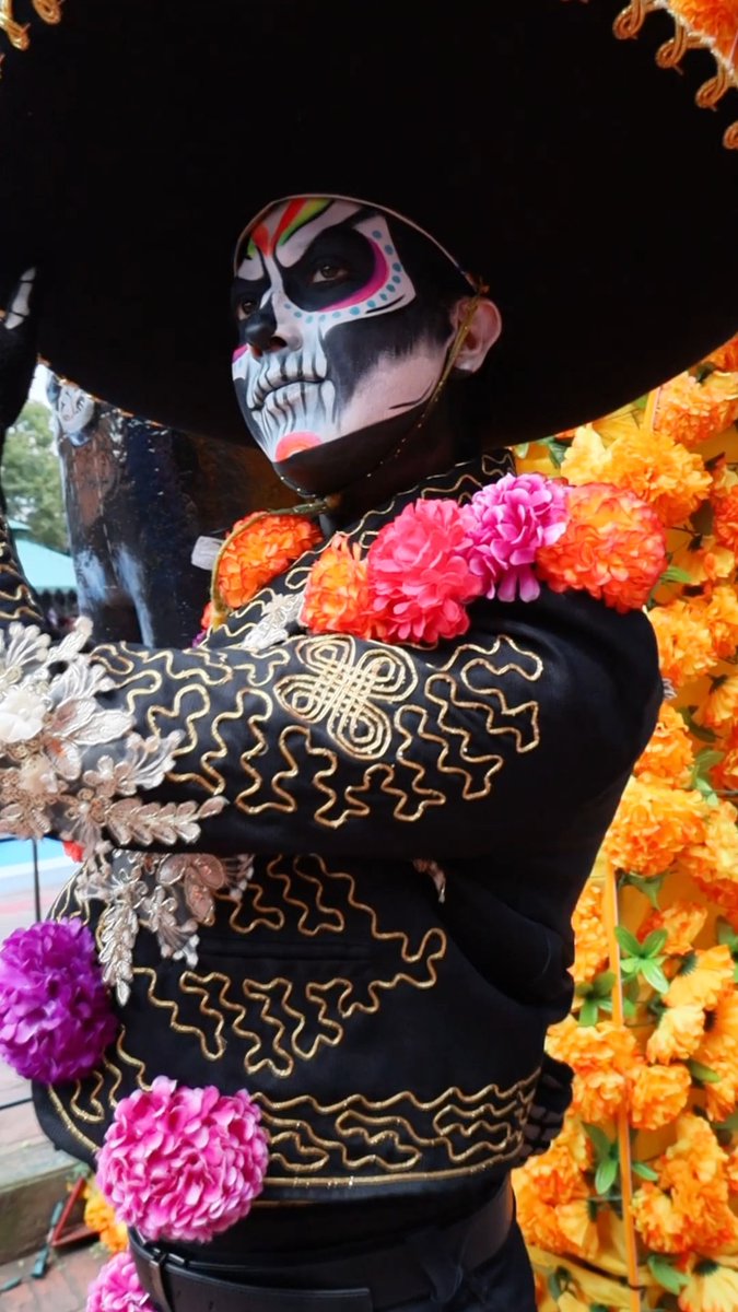 Going all out for Dia de los Muertos at @sixflagsmexico! This annual festival is a vibrant celebration in honor of those who’ve passed. Through lively dancing and traditional foods and activities, this Mexican holiday reminds us that death is meant to be met with joy!