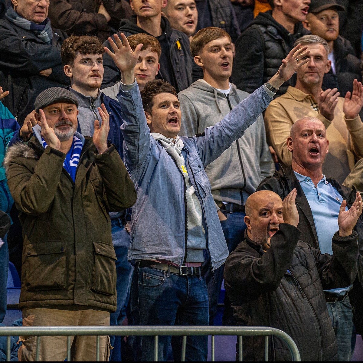 😍 Away days like these. #EmiratesFACup | #oafc