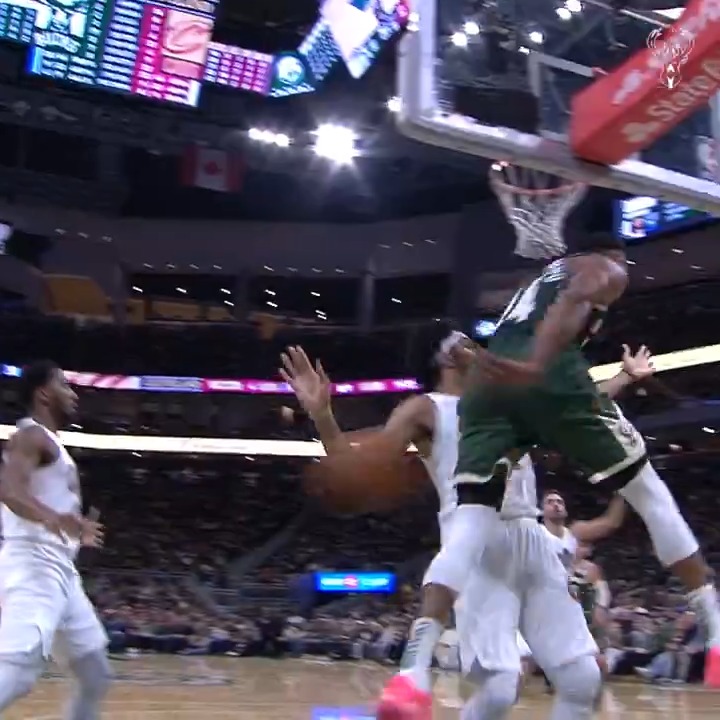 No look, behind the back. An ABSURD pass from Giannis to Dame for 3!