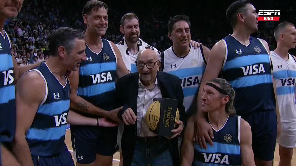 La Generación Dorada homenajeando a Ricardo González, quién fue campeón y capitán del equipo que salió campeón del mundo en 1950 y hoy tiene 99 años 🥺 Uno de los momentos más emotivos de la noche en Parque Roca