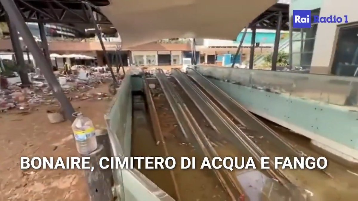 A #Valencia 213 morti e un numero indefinito di dispersi, forse 2.000. A 5 giorni dall'alluvione si è ancora in piena emergenza. Il premier Sanchez invia altri 10mila soccorritori. Completamente allagato il parcheggio del centro #Bonaire. L'inviato Federico Mello #GR1