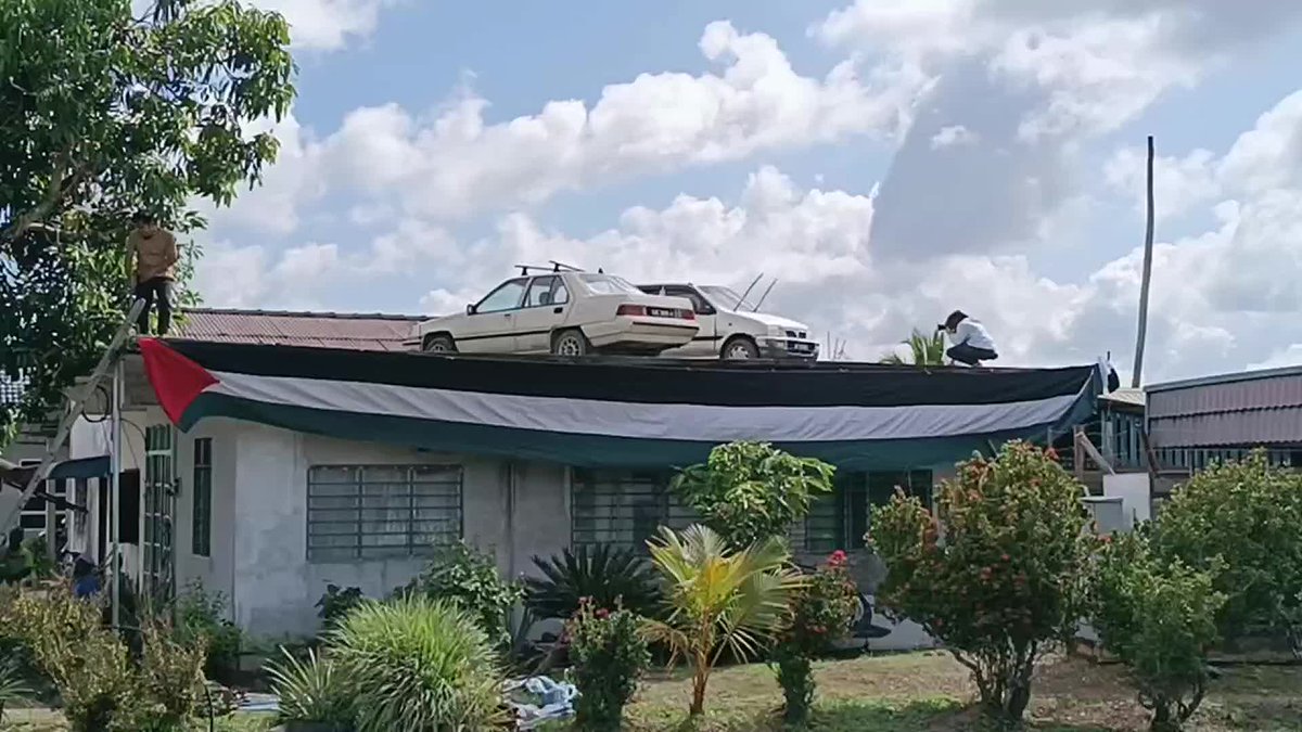 Hanya kerana tiada ruang untuk memarkir dua kereta kerana hendak memasang khemah kenduri cucu saudaranya, seorang penduduk di Kampung Matang Bonglai Kechil, Ayer Hitam di Jerlun, nekad meletakkan Perodua Kancil dan Proton Saga di atas bumbung rumahnya.